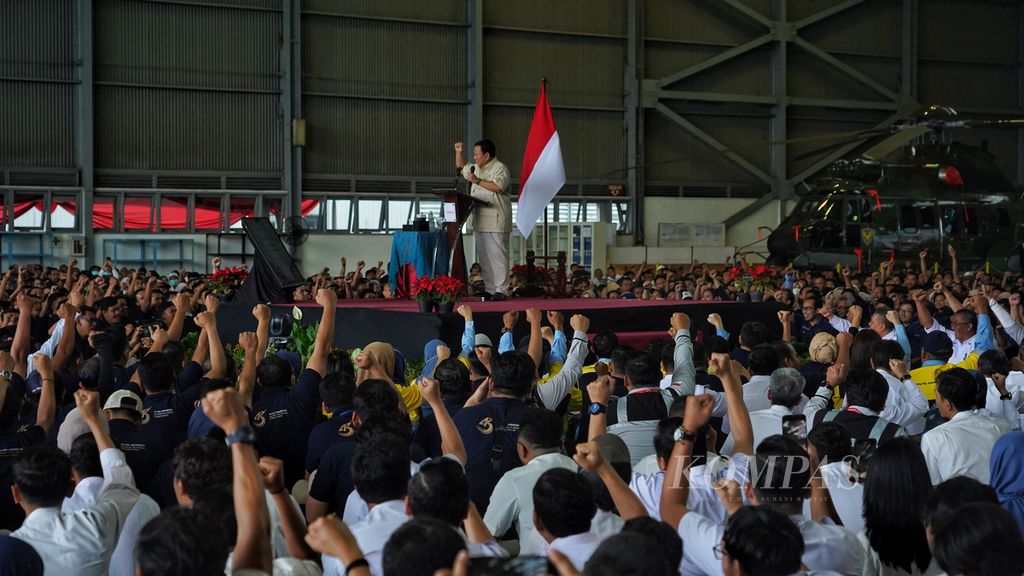 Suasana saat ribuan pegawai perusahaan BUMN industri pertahanan mendengarkan Menteri Pertahanan Prabowo Subianto berpidato pada acara The 1st DEFEND ID's Day di Hanggar PT Dirgantara Indonesia, Bandung, Jawa Barat, Kamis (15/6/2023). 