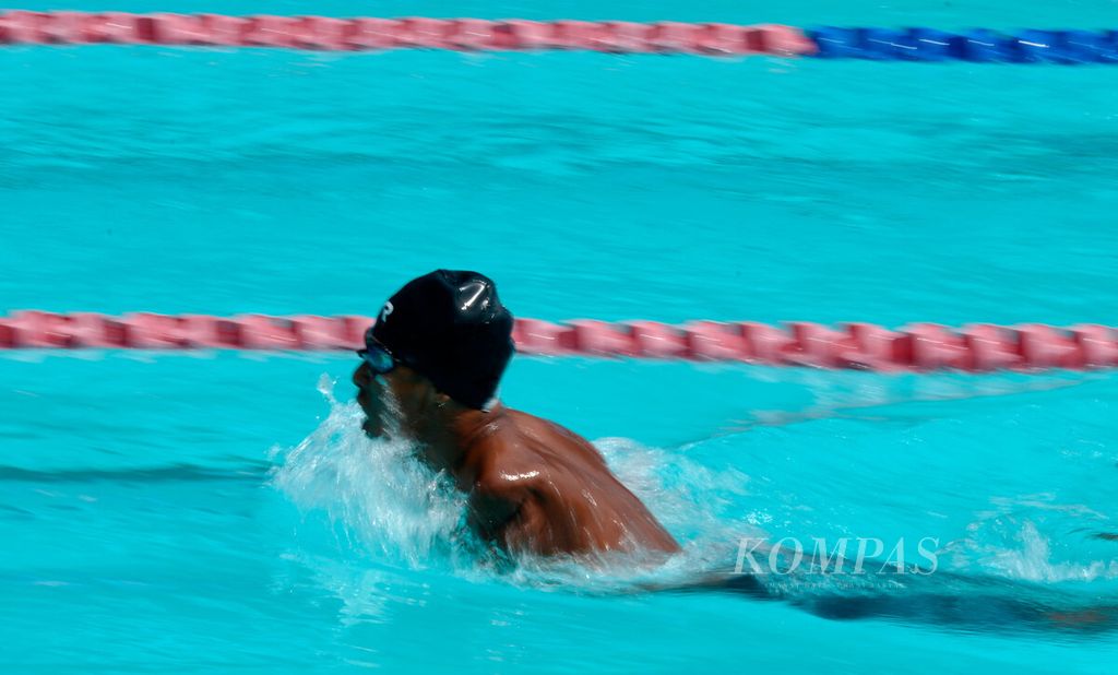Guntur, perenang Indonesia di nomor 100 meter gaya dada SB8, harus puas merebut medali perak pada ASEAN Para Games 2022 di Kolam Renang GOR Jatidiri, Semarang, Jawa Tengah, Senin (1/8/2022). 