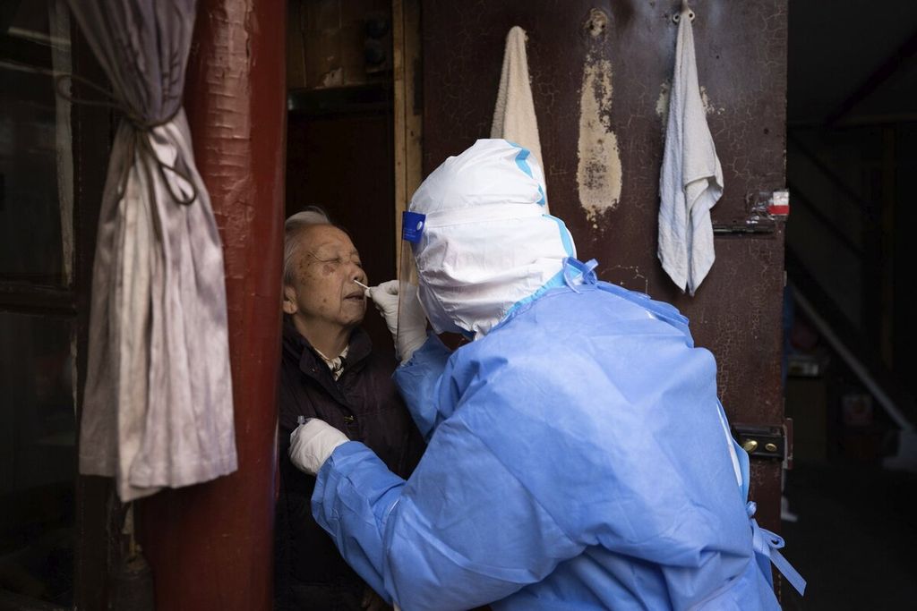 Seorang warga lansia menjalani uji antigen Covid-19, di Shanghai, China, April 2022. 