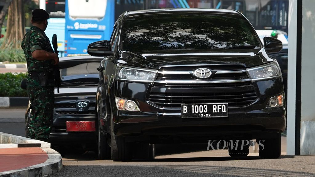 Mobil yang dikendarai tim Kejaksaan Agung untuk mengangkut koruptor Surya Darmadi saat tiba di Kantor Kejaksaan Agung, Jakarta, Senin (15/8/2022). 