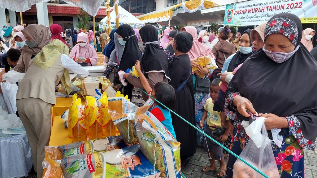 Warga antre membeli bahan kebutuhan pokok di lokasi Pasar Murah Ramadhan 1443 Hijriah, Senin (4/4/2022). Pasar murah tersebut digelar di halaman Kantor Dinas Perdagangan Provinsi Kalimantan Selatan, di Banjarmasin.