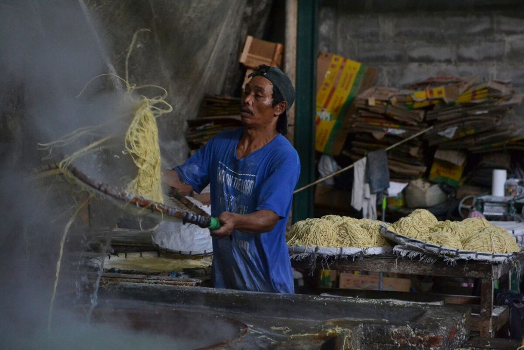Pekerja memasak mi yang diproduksi di kawasan Ketandan, Yogyakarta, Rabu (12/2/2020). Industri mi yang dikenal dengan sebutan Mi Ketandan ini mulai berproduksi sekitar tahun 1950 dan telah berlangsung selama tiga generasi. Dalam sehari, industri tersebut memproduksi sedikitnya 8 kuintal mi dengan mayoritas pelanggan dari kalangan penjual makanan mi goreng.