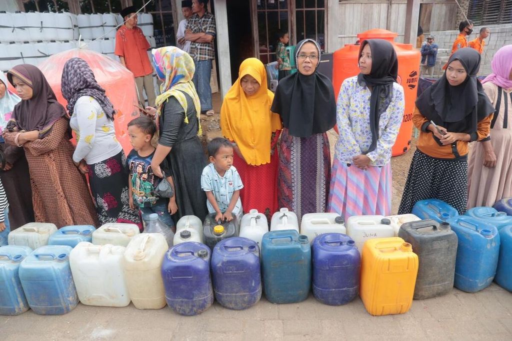 Warga Kabupaten Mojokerto, Jawa Timur, mengantre bantuan air bersih dari Pemprov Jatim, Senin (19/6/2023). Tiga desa di Mojokerto mengalami kekeringan yang mengakibatkan krisis air bersih. 