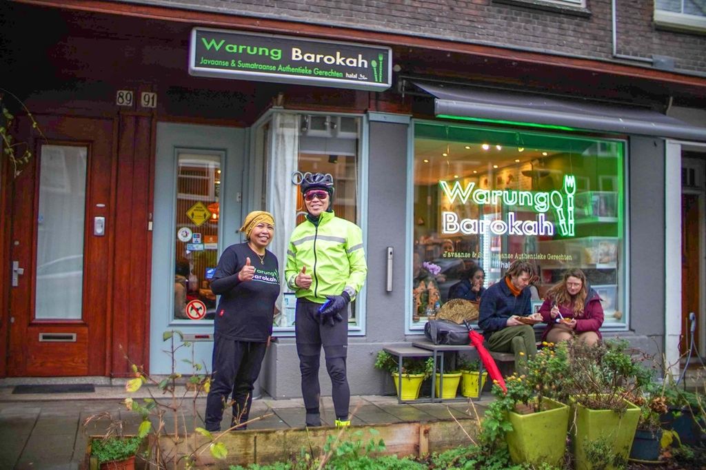 Barokah's food stall is owned by Sri, who hails from East Java. It is a favorite spot of Royke's during his time in Amsterdam. The stall offers delicious and complete menus.