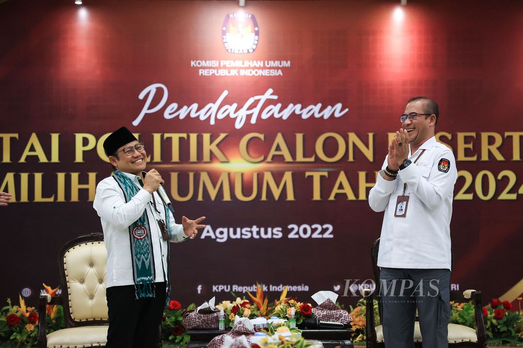 Ketua Umum Partai Kebangkitan Bangsa Muhaimin Iskandar (kiri) mendaftarkan partainya sebagai calon partai politik peserta pemilu 2024 dan diterima Ketua Komisi Pemilihan Umum (KPU) Hasyim Asy'ari di Gedung KPU, Jakarta, Senin (8/8/2022). 