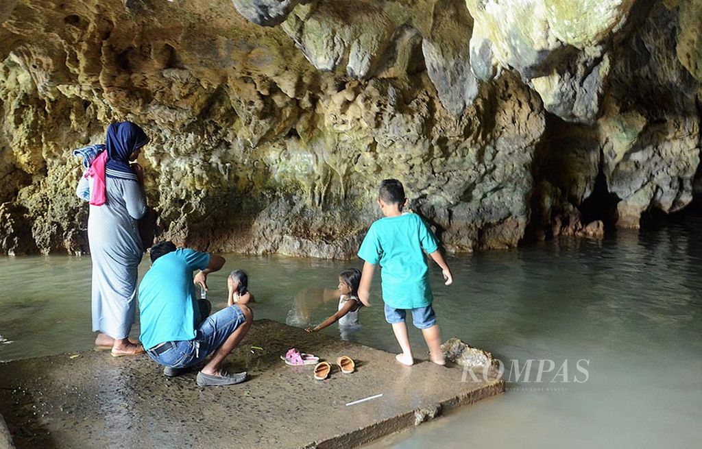 Obyek wisata Goa Pancur di kawasan Pegunungan Kendeng Selatan di Desa Jimbaran, Kecamatan Sukolilo, Kabupaten Pati, Jawa Tengah. Mulut pintu goa itu menjadi lokasi favorit wisatawan, termasuk anak-anak, untuk bermain air jernih.