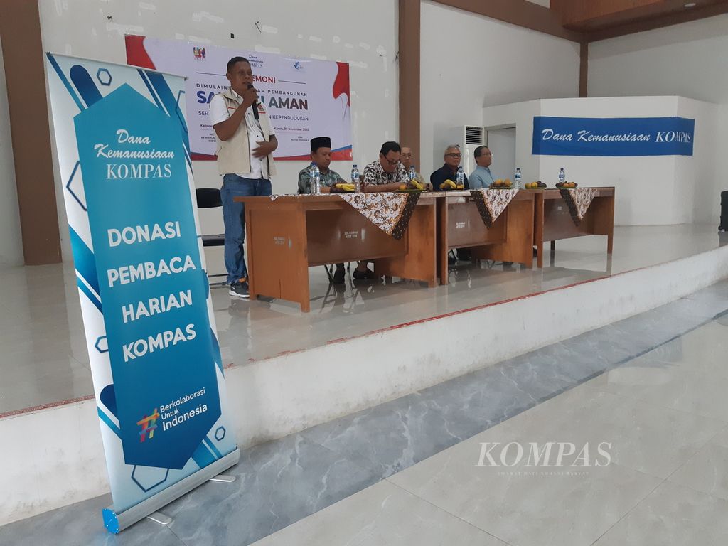 Ketua Kelompok Swadaya Masyarakat Putra Pakuhaji Siswoyo sedang memberikan sambutan pada acara seremoni dimulainya pembangunan sanitasi aman oleh Yayasan Dana Kemanusiaan Kompas di Kantor Kecamatan Pakuhaji, Kabupaten Tangerang, Banten, Kamis (30/11/2023).