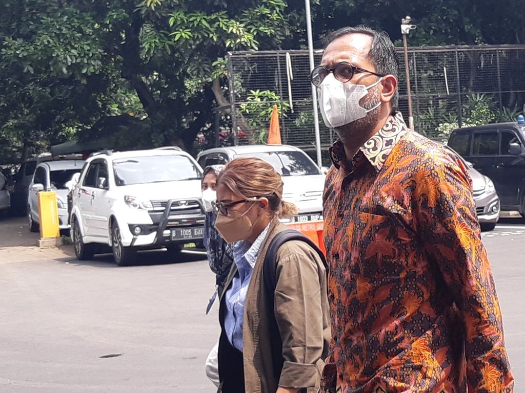 Direktur Lokataru Haris Azhar dan Koordinator Kontras Fatia Maulidiyanti mendatangi Kantor Direktorat Reserse Kriminal Khusus Polda Metro Jaya di Mapolda Metro Jaya, Jakarta, Kamis (21/10/2021).