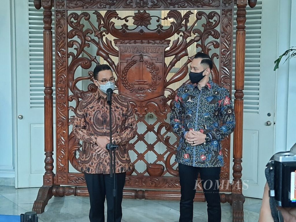 Gubernur DKI Jakarta Anies Baswedan (kiri) menerima kunjungan Ketua Umum Partai Demokrat Agus Harimurti Yudhoyono (kanan) di Balai Kota DKI Jakarta, Kamis (6/5/2021).