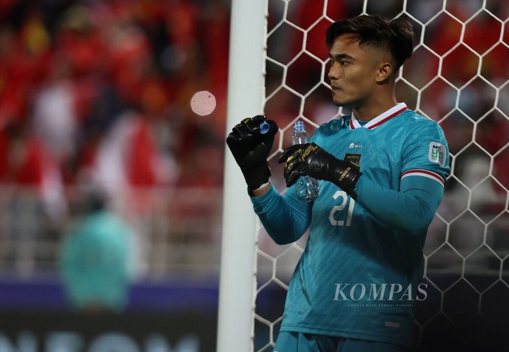 Kiper Indonesia, Ernando Ari, pada pertandingan melawan Vietnam di Grup D Piala Asia 2023 di Stadion Abdullah bin Khalifa, Doha, Qatar, Jumat (19/1/2024). 