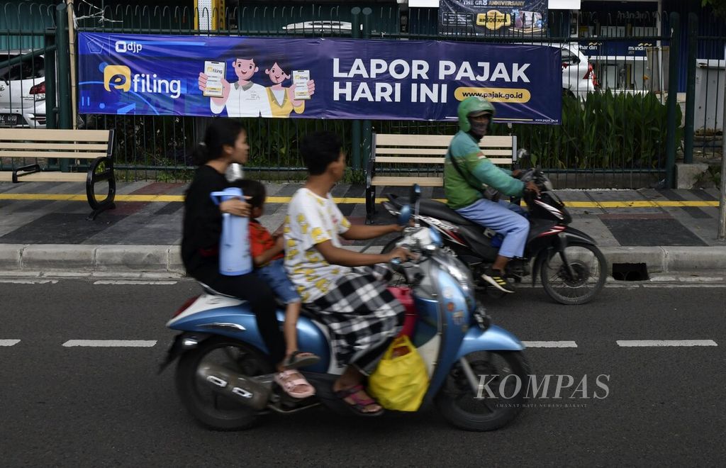 Spanduk sosialisasi pelaporan surat pemberitahuan (SPT) pajak tahunan terpasang di kawasan Pasar Puri Indah, Jakarta Barat, Jumat (3/3/2023). Hingga awal Maret 2023, Direktorat Jenderal Pajak mencatat sebanyak 5,7 juta wajib pajak telah melaporkan SPT.  