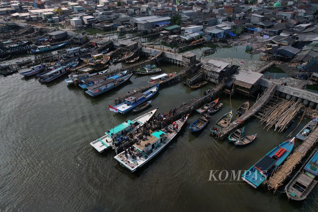 Kapal nelayan bersandar di Dermaga Kali Baru, Cilincing, Jakarta, Rabu (17/8/2022). Para nelayan mengeluhkan sulitnya mendapatkan pasokan BBM bersubsidi khusus untuk nelayan. Agar tetap dapat melaut, terpaksa para nelayan membeli BBM di SPBU dengan harga normal.