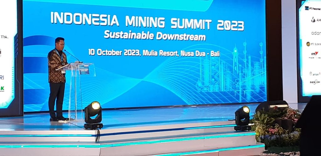 Ketua Umum Indonesian Mining Association (IMA) Rachmat Makkasau memberikan sambutan pada Indonesia Mining Summit 2023 di Kabupaten Badung, Bali, Selasa (10/10/2023). Acara kolaborasi antara IMA dan harian <i>Kompas </i>itu mengusung tema ”Sustainable Downstream”.