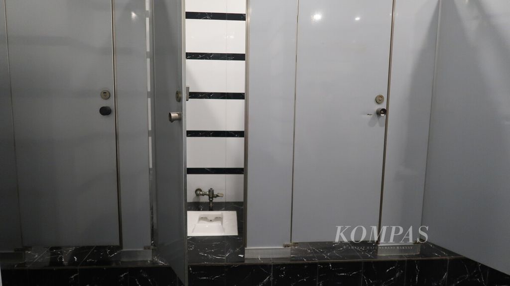 Tampilan salah satu toilet umum untuk perempuan yang terdapat di pusat perbelanjaan Bairong di Beijing, China, Minggu (4/6/2023) 