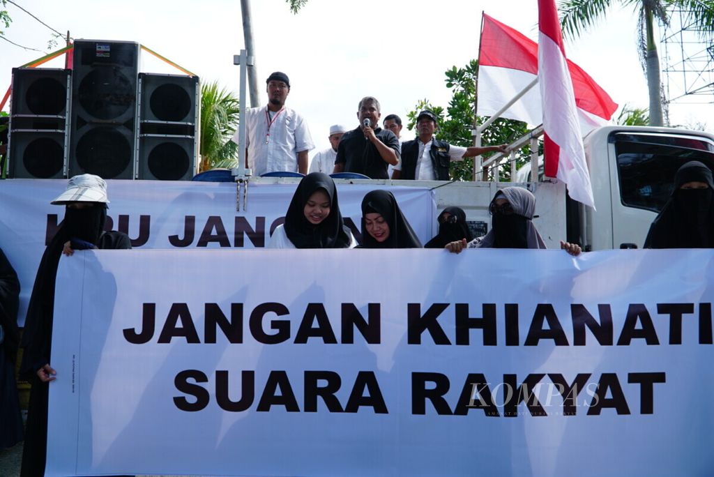 Puluhan orang yang mengatasnamakan Koalisi Rakyat Bersatu berorasi di depan KPU Balikpapan, Kalimantan Timur, Kamis (9/5/2019). Mereka menuntut penyelenggara pemilu untuk bertugas dengan jujur dan adil.