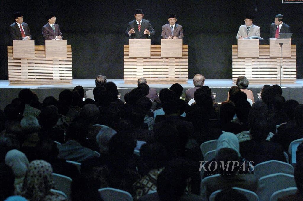 Three pairs of presidential and vice presidential candidates (from left) Wiranto-Salahuddin Wahid, Susilo Bambang Yudhoyono-Jusuf Kalla, and Hamzah Haz-Agum Gumelar attended a candidate debate held by the General Election Commission at Hotel Borobudur, Jakarta, on Thursday (1/7/2004).