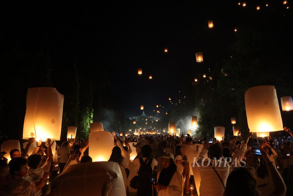 Peserta menerbangkan lampion dalam kegiatan Festival Lampion Waisak di kompleks Candi Borobudur, Magelang, Jawa Tengah, Minggu (4/6/2023).