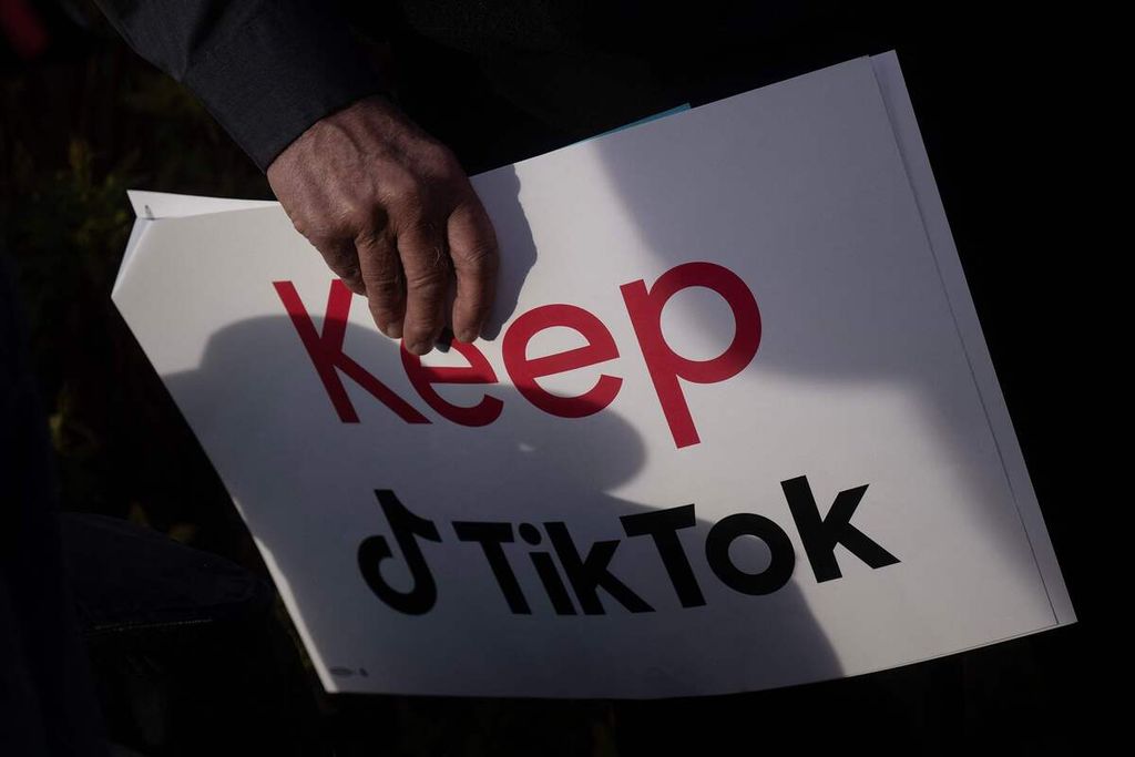  Poster yang dipegang pengunjuk rasa di Washington, AS yang menentang larangan Tiktok, 22 Mei 2023. 