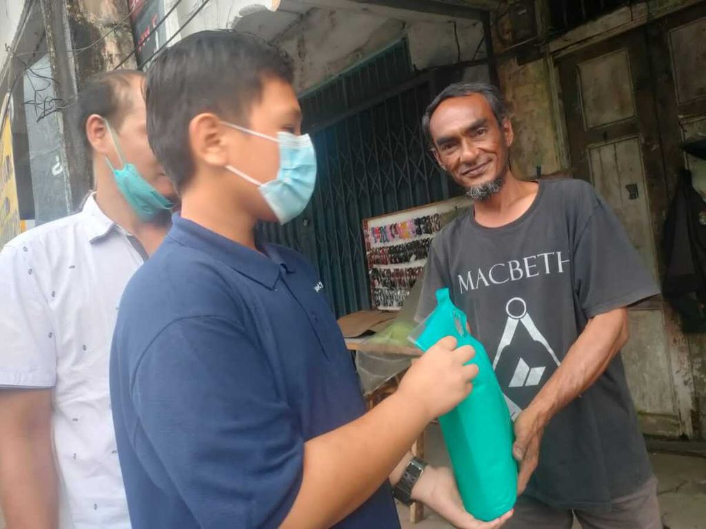 Para siswa dan guru SMP Bruder Pontianak, Kalimantan Barat, membagikan bantuan untuk orang-orang di sekitar mereka pada awal Desember lalu.