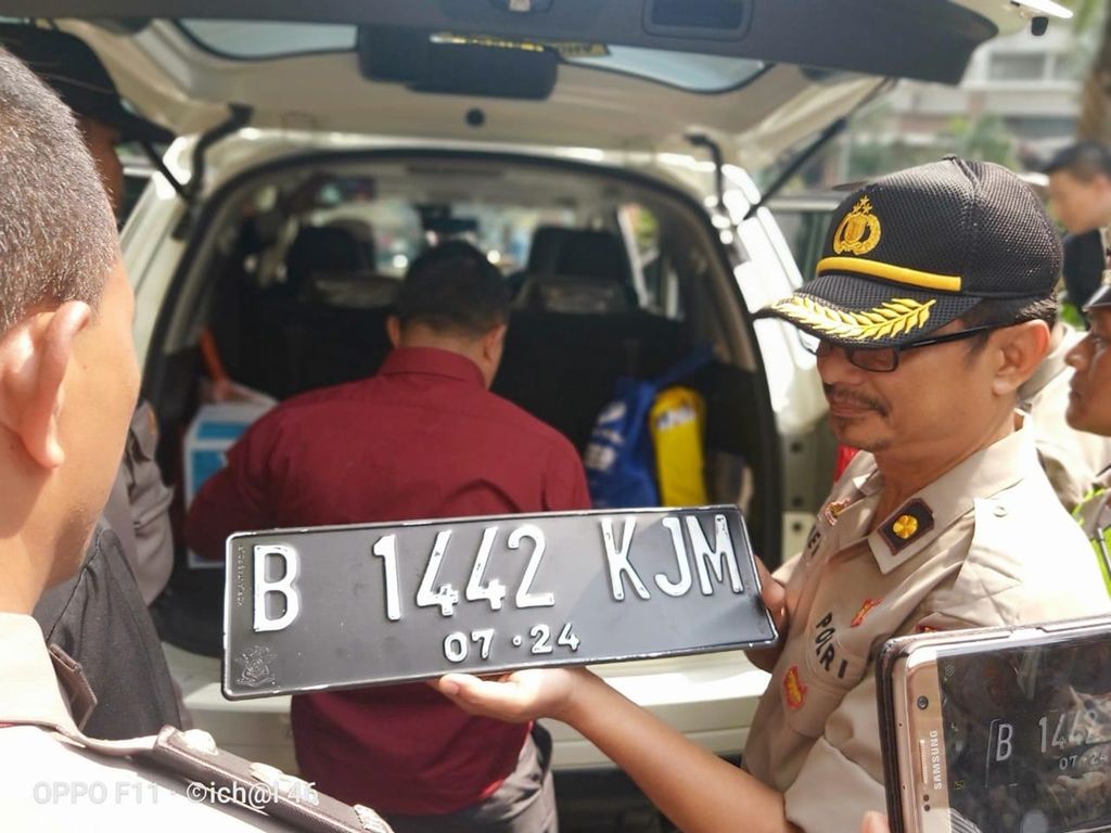 Pelat nomor kendaraan palsu yang ditemukan polisi dalam penggeledahan satu kendaraan yang terparkir di lobi Hotel Raffles, Setiabudi, Jakarta Selatan, Minggu (20/10/2019). Kendaraan ini terparkir dengan posisi menghalangi lintasan kendaraan tamu negara yang hendak menghadiri pelantikan presiden dan wakil presiden.