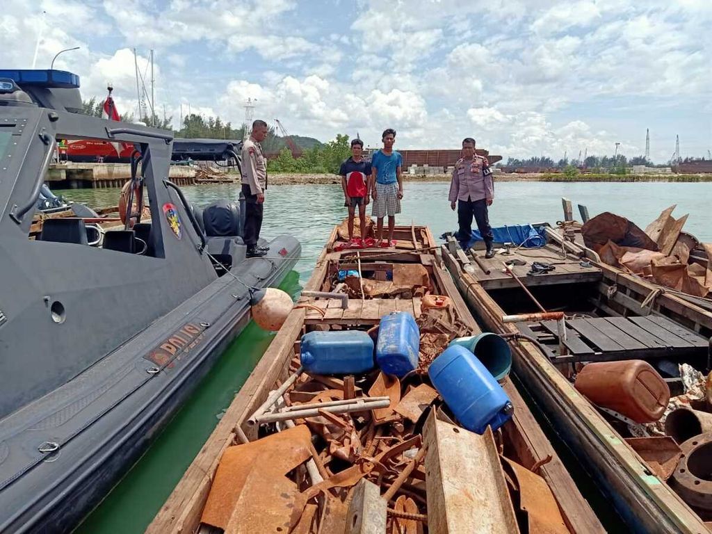 Polisi Air dan Udara Kepolisian Daerah Kepulauan Riau menunjukkan tujuh tersangka perompakan kapal tongkang Bina Marine 81 di Batam, Kepulauan Riau, Jumat (4/11/2022).
