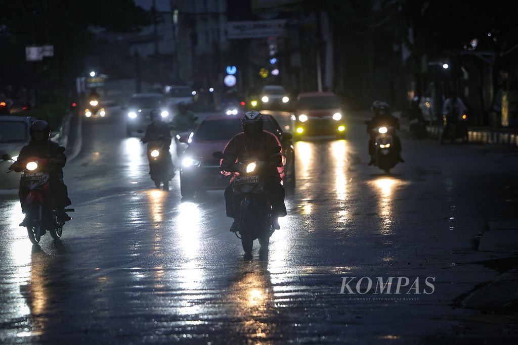 Lalu lalang kendaraan bermotor saat gerimis di kawasan Serpong Utara, Tangerang Selatan, Banten, Rabu (27/12/2023). Kondisi cuaca ekstrem, khususnya hujan lebat, diwaspadai masyarakat selama periode Natal 2023 dan Tahun Baru 2024. 
