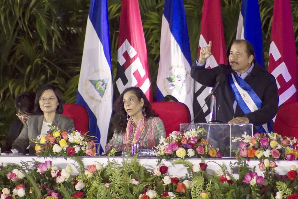 Presiden Nikaragua Daniel Ortega berbicara selama upacara pelantikannya, di samping istrinya, Wakil Presiden Rosario Murillo (tengah), dan Presiden Taiwan Tsai Ing-wen di Managua, Nikaragua, 10 Januari 2017. Taiwan kehilangan Nikaragua sebagai sekutu diplomatik, 9 Desember 2021, setelah negara Amerika Tengah itu mengatakan secara resmi hanya akan mengakui China, yang mengklaim Taiwan yang memiliki pemerintahan sendiri sebagai bagian dari wilayahnya. 