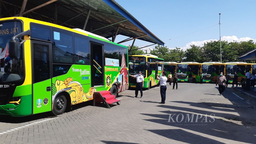 Bus Trans Jatim mulai dioperasikan untuk melayani transportasi umum di wilayah aglomerasi Surabaya, Sidoarjo, dan Gresik, Jumat (19/8/2022). Dalam tahap pertama ini dioperasikan 22 bus dengan tarif Rp 2.500 per penumpang pelajar dan buruh pabrik atau Rp 5.000 per penumpang umum.