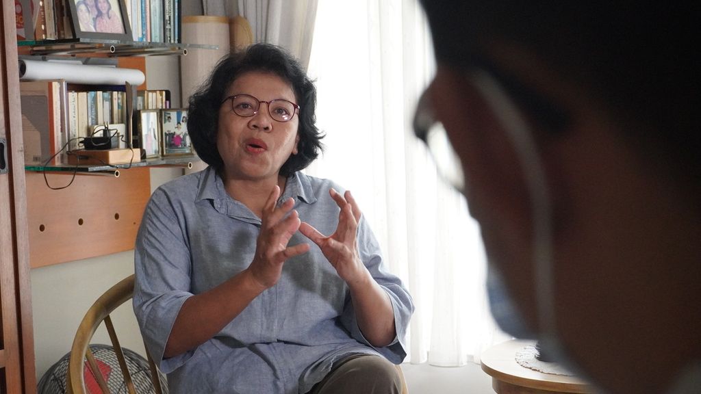 Social psychologist from the Center for the Study of Indonesian Social Representation, Risa Permanadeli when visited by Kompas at her residence on Monday (29/3/2022)..