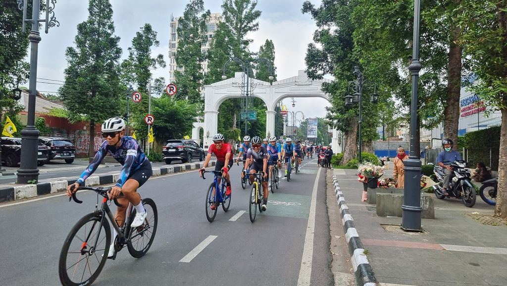 Para pesepeda Coffee Ride Cycling De Jabar 2023 melintasi Jalan Ir H Juanda di Kota Bandung, Jawa Barat, Minggu (9/4/2023). Kegiatan ini diikuti sekitar 80 pesepeda dalam rangka menyambut ajang sepeda Cycling De Jabar.