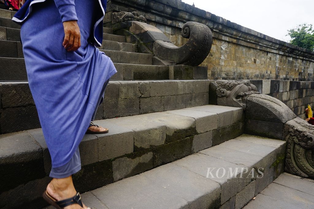 Sebagian batuan di tangga Candi Borobudur, Kabupaten Magelang, Jawa Tengah, tampak cekung akibat tergesek dan tergerus alas kaki pengunjung, seperti terlihat beberapa waktu lalu pada tahun 2019. Untuk meminimalkan risiko kerusakan, tahun ini Balai Konservasi Borobudur membuat inovasi sandal khusus bagi pengunjung candi.