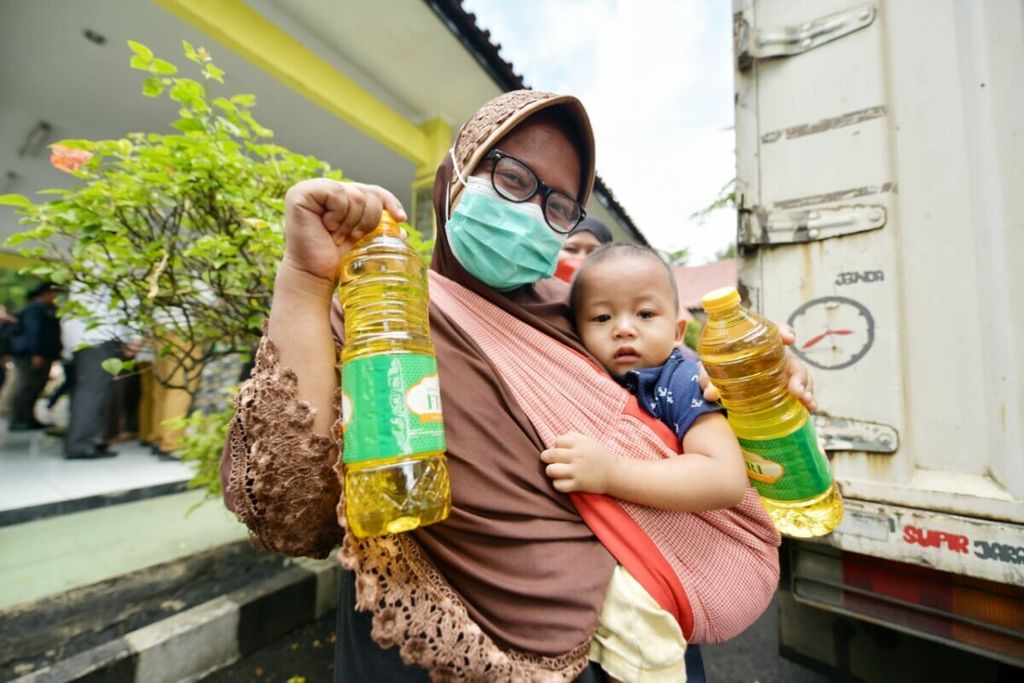 Warga Kota Bekasi memperlihatkan minyak goreng yang dibeli dari Pasar Murah Minyak Goreng, Selasa (11/1/2022).
