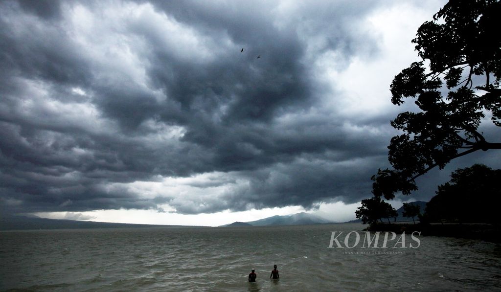 Ilustrasi. Awan hitam menaungi sekitar pantai di Kota Bima, Nusa Tenggara Barat, Kamis (30/3/2017).