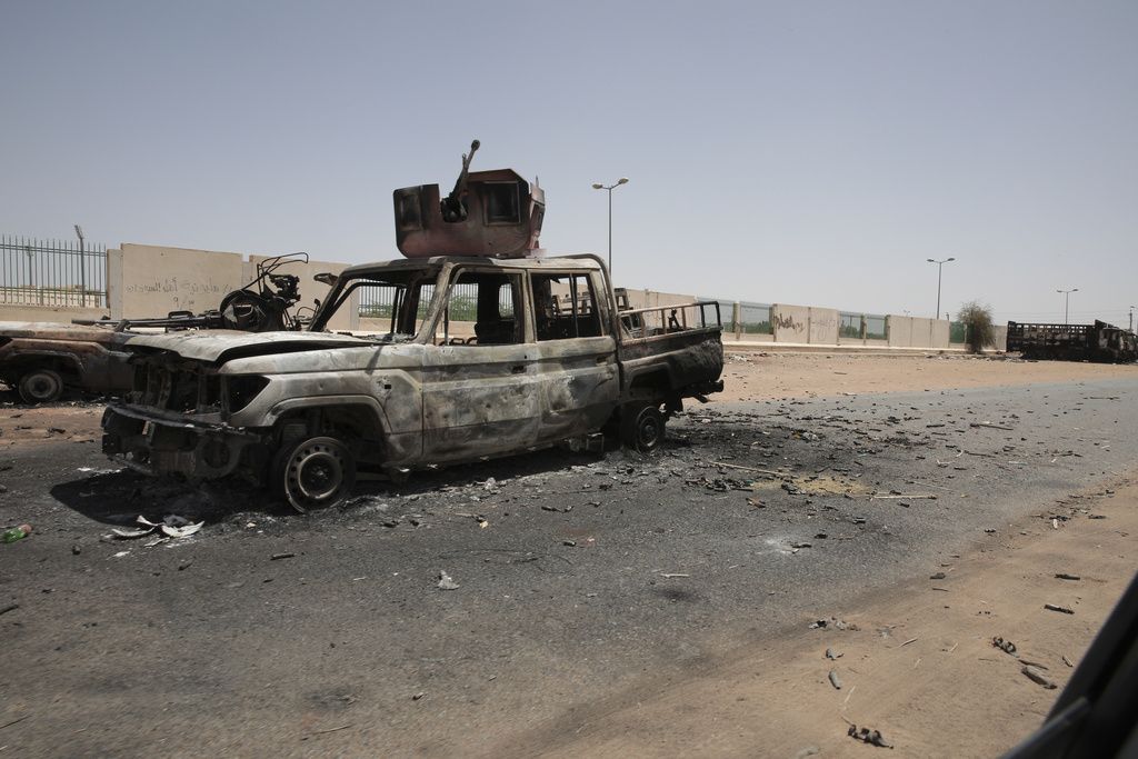 Kendaraan militer rusak di Khartum selatan, Sudan, Kamis (20/4/2023). Negara itu sedang dikoyak pertempuran akibat perseteruan dua jenderal.  