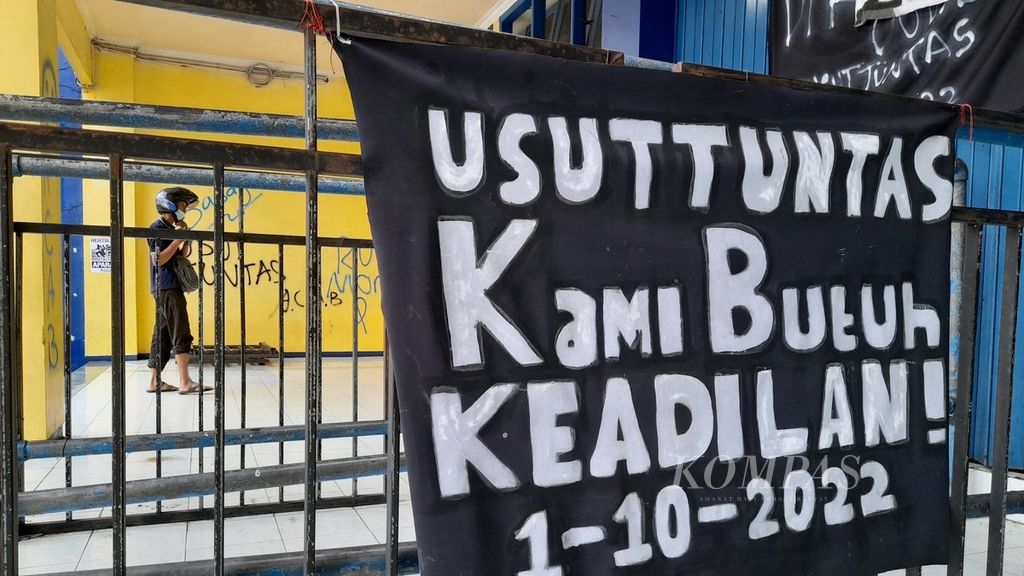Banners demanding to thoroughly investigate the Kanjuruhan tragedy are still plastered at a number of points in the Kanjuruhan Stadium area, Malang, East Java, on Thursday (20/10/2022). 