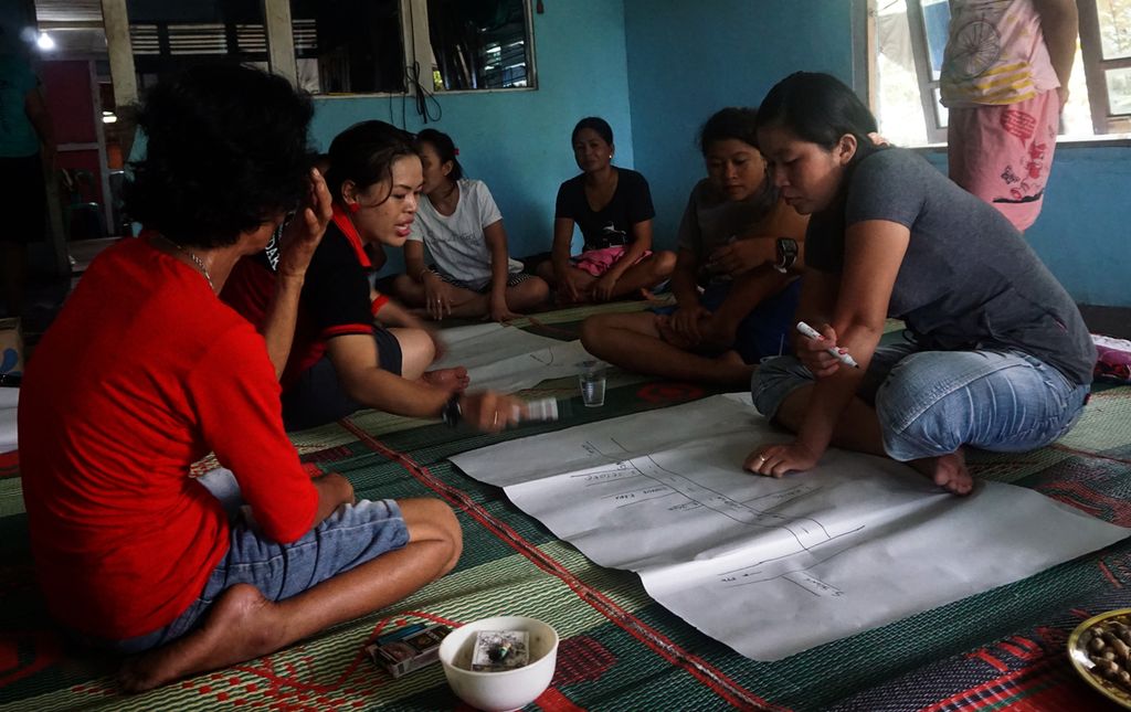 Komunitas Perempuan Adat Paser, Kalimantan Timur, dalam proses pelatihan menulis. 