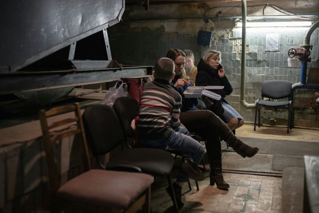 Para penyanyi dari Paduan Suara Radio Ukraina berlindung di tempat perlindungan Rumah Radio Kyiv selama alarm udara, di Kyiv, pada 22 Desember 2023. 