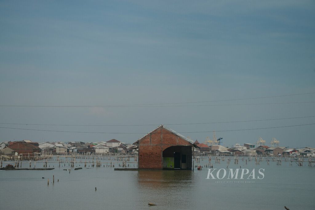 Sebuah rumah yang telah ditinggalkan penghuninya karena tenggelam di Tambakrejo, Kota Semarang, Jawa Tengah, awal November 2021. Perkampungan di pesisir utara Kota Semarang menghadapi persoalan pasang air laut dan ancaman abrasi.