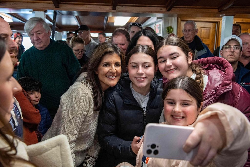 Calon presiden dari Partai Republik dan mantan Duta Besar PBB Nikki Haley berfoto bersama sekelompok remaja putri di Browns Lobster Pound di Seabrook, New Hampshire, pada Minggu (21/1/2024).
