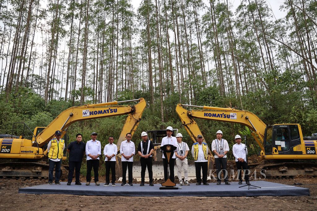 Presiden Joko Widodo memyampaikan sambutan saat <i>groundbreaking</i> atau peletakan batu pertama pembangunan Hotel Vasanta di Ibu Kota Nusantara (IKN), Penajam Paser Utara, Kalimantan Timur, Sabtu (23/9/2023).