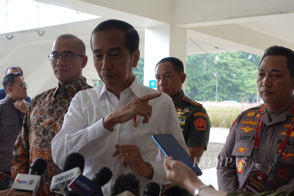 Presiden Joko Widodo saat menjawab pertanyaan awak media seusai memberikan pengarahan pada Rapat Konsolidasi Nasional Kesiapan Pemilu 2024 di Istora Senayan, Gelora Bung Karno, Jakarta, Sabtu (30/12/2023).