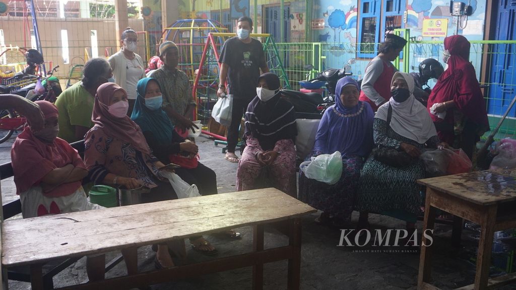 Warga mengantre untuk mendapatkan Bubur Banjar Samin, di Masjid Darussalam, Kota Surakarta, Jawa Tengah, Selasa (5/4/2022). Tradisi berbagi bubur takjil itu berlangsung dari tahun ke tahun sejak 1985. Sempat terhenti dua tahun akibat pandemi Covid-19, tradisi itu digelar lagi tahun ini.