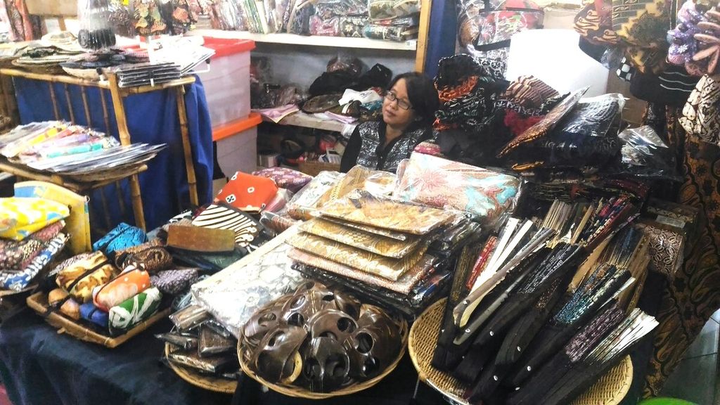 Penjualan kerajinan tangan oleh pelaku usaha mikro, kecil, dan menengah di Thamrin City, Jakarta Pusat, Rabu (28/3/2018).