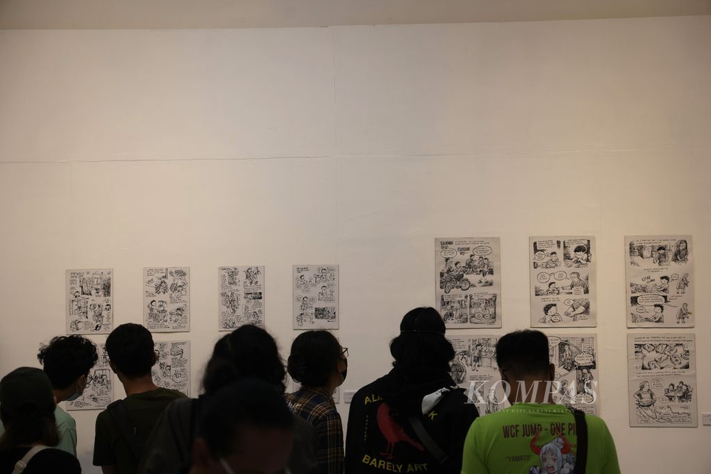 Pengunjung menghadiri pembukaan pameran Ilustrasiana Goes to Yogya di Bentara Budaya Yogyakarta, Kotabaru, Yogyakarta, Jumat (12/8/2022). 