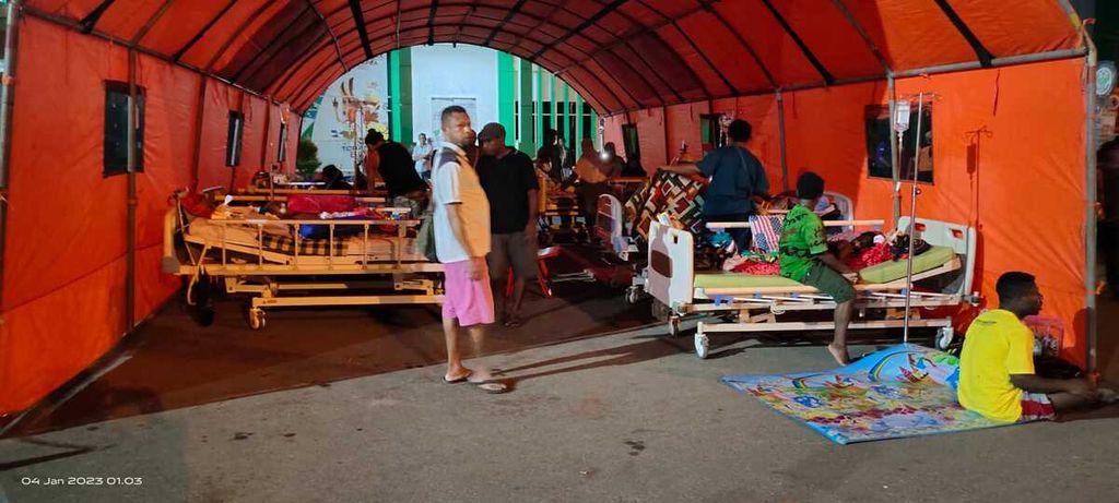 Pihak RSUD Jayapura memindahkan sejumlah pasien ke halaman parkir pascagempa bermagnitudo 5,2 di Kota Jayapura, Papua, Selasa (3/1/2022) pukul 21.55 WIT.