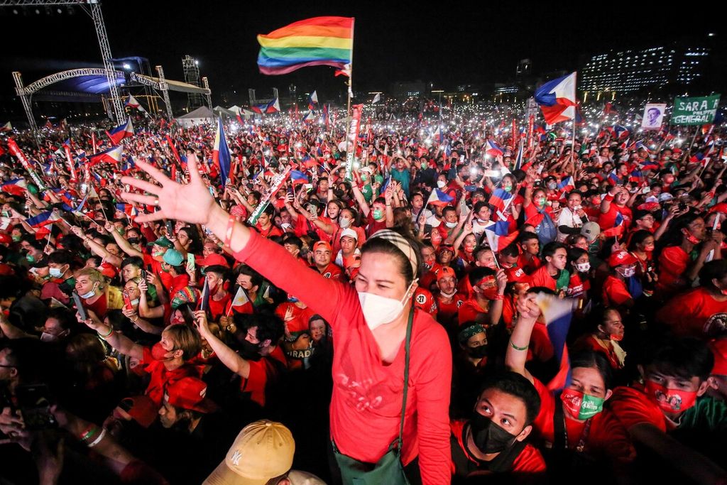 Para pendukung Ferdinand Marcos Jr saat hari terakhir kampanye di Paranaque City, Manila, Sabtu (7/5/2022). Setelah sang ayah, Ferdinand Marcos digulingkan pada 1986, di pemilu tahun 2022, Ferdinand Marcos Jr atau yang biasa disapa Bongbong diprakirakan memenangi pemilihan presiden dengan dukungan lebih dari 30 juta pemilih, menandai kembali berkuasanya dinasti Marcos .