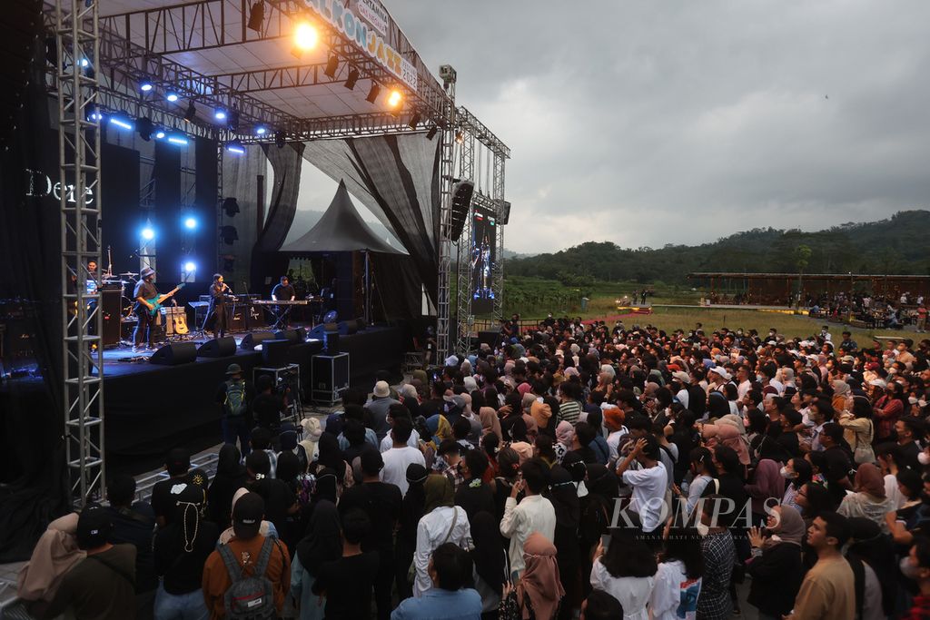 Pencintan musik menonton penampilan musisi Dere dalam pertunjukan musik Balkonjazz Festival 2022 di Balkondes Karangrejo, Borobudur, Magelang, Jawa Tengah, Sabtu (14/5/2022). Gelaran Balkonjazz kedua ini menampilkan sejumlah artis, seperti Kahitna, Pamungkas, dan Rendy Pandugo. Perhelatan ini digelar antara lain untuk membangkitkan kembali perekonomian masyarakat setempat sekaligus mempromosikan Candi Borobudur sebagai salah satu dari lima Destinasi Super Prioritas Indonesia.