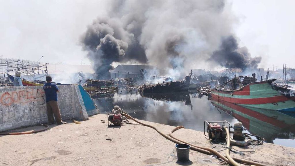 Kebakaran yang melanda 52 kapal di Pelabuhan Perikanan Pantai Tegalsari, Kota Tegal, Jawa Tengah, Rabu (16/8/2023). 