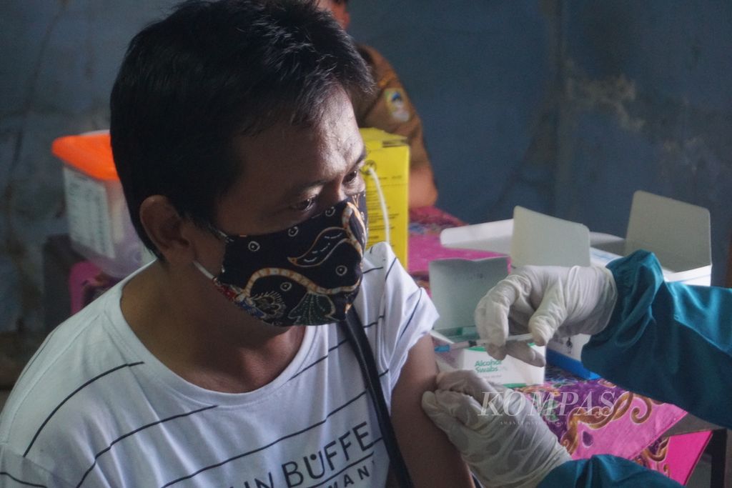 Pedagang di Pasar Wage Purwokerto, Banyumas, Jawa Tengah, mendapatkan vaksin Sinovac, Senin (21/6/2021).