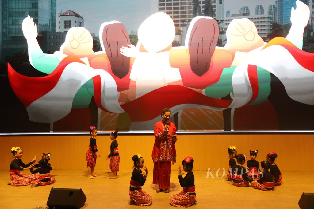 Artist Shahnaz Haque (center) performs with children in the musical drama <i>Bersama Lestarikan Indonesia</i> (Bestari) at the National Museum Theater Hall, Jakarta, Saturday (22/10/2022). This musical drama has the theme of performing arts, traditional angklung music, traditional Indonesian dance and contemporary dance.